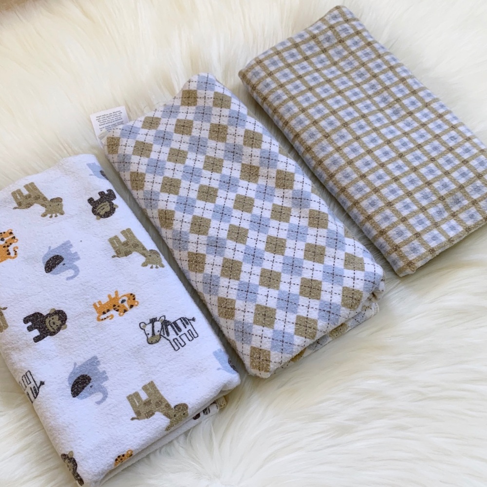 3 Carter’s Swaddle Blankets - Picture 2 of 4